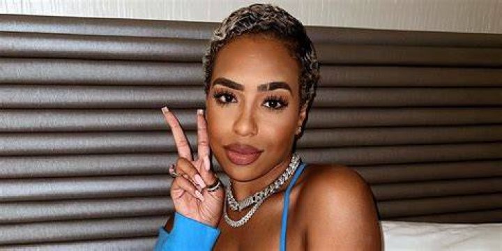 Do b simone have a boyfriend?