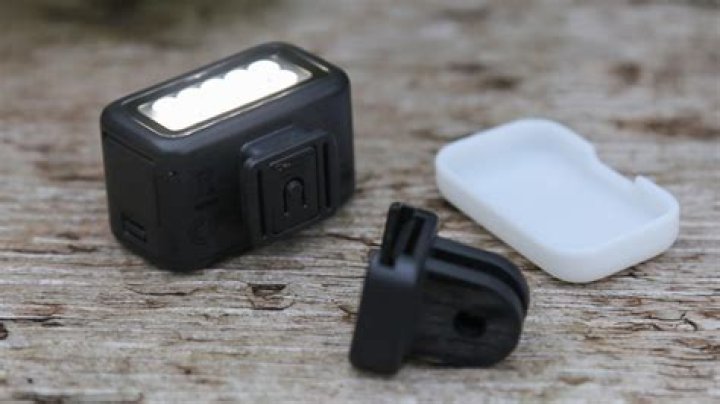 Does gopro light turn green when charged?