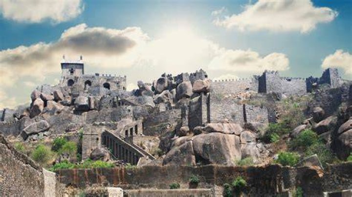 How old is golconda fort?