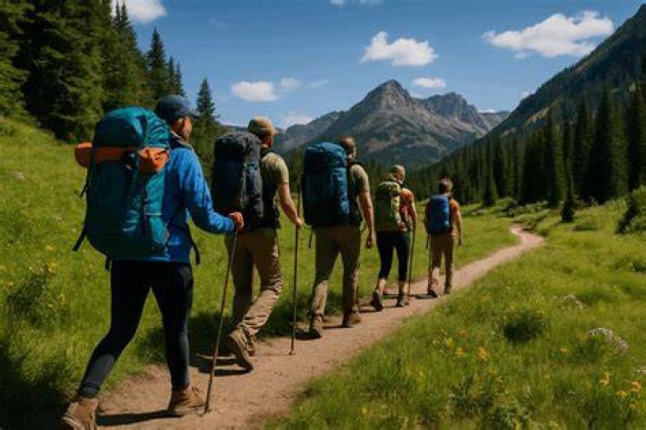 In hiking what should be the group's pacing?